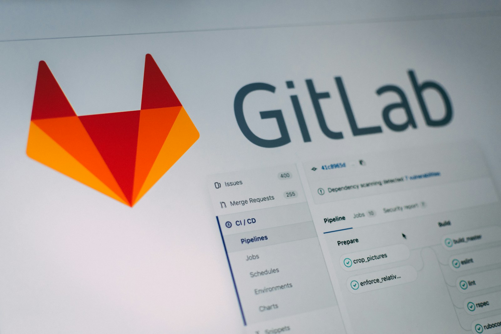 GitLab corrige un fallo crítico 9.9 en su AI Gateway autoalojado