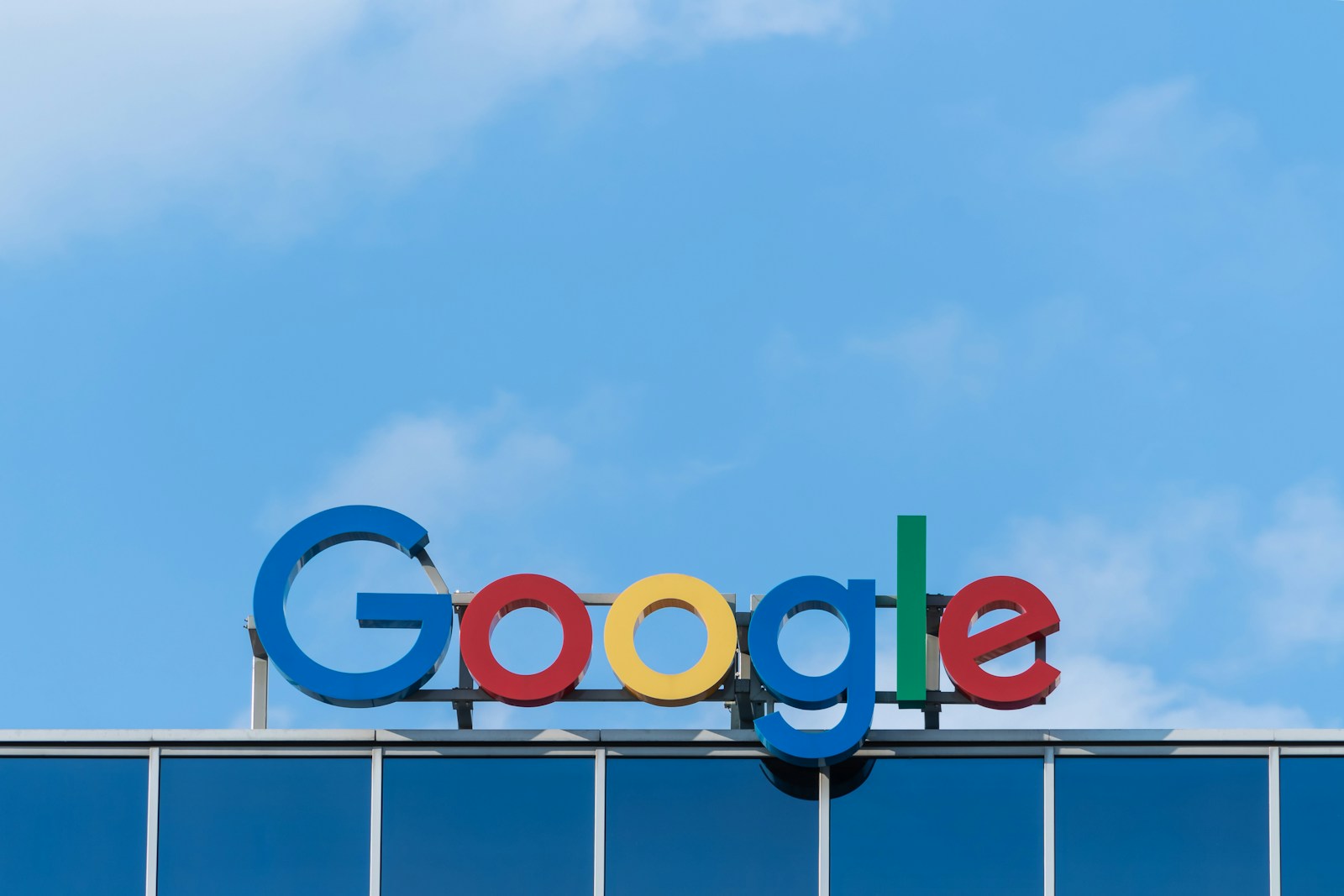 Imagen de producto de un portátil Googlebook con la misma aplicación de música que se ve en un teléfono Android