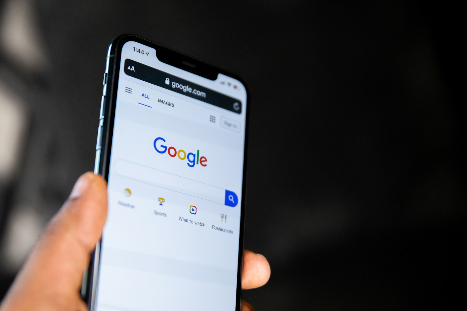 Portátil abierto sobre una mesa mostrando una aplicación Android en pantalla